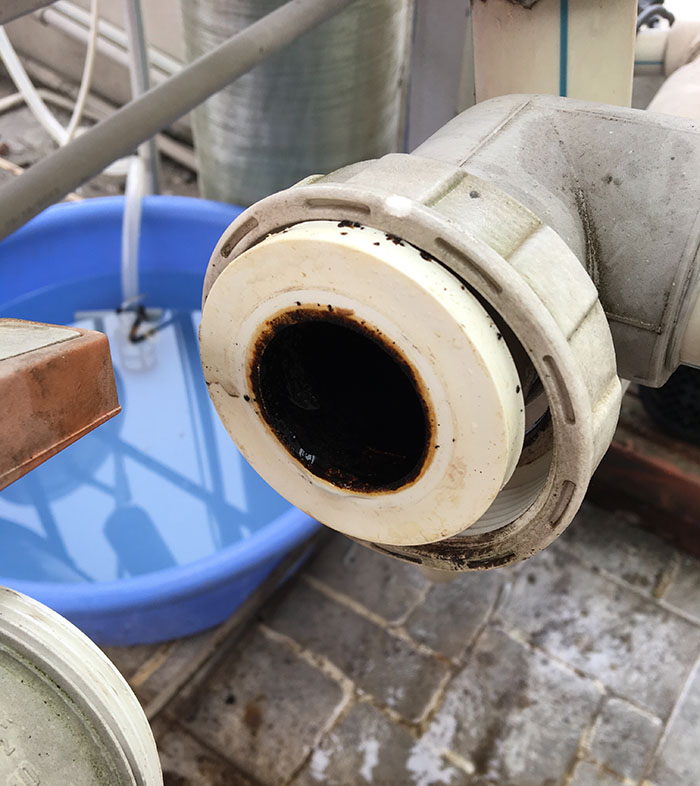 Đường ống nước sinh hoạt của gia đình tại quận Thanh Xuân bị nhiễm cáu cặn. ​